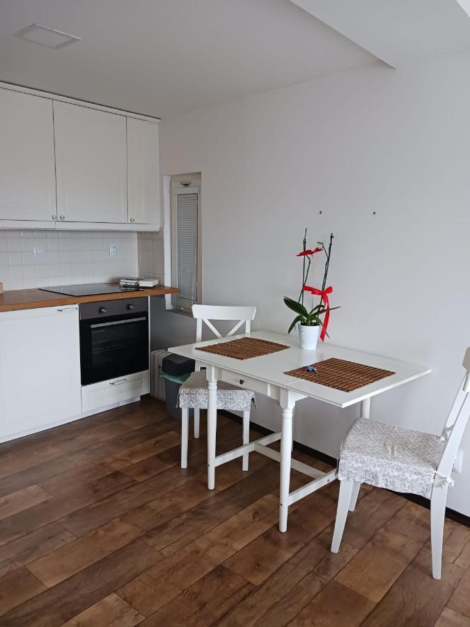 Cool Studio Apartment Praha Bagian luar foto