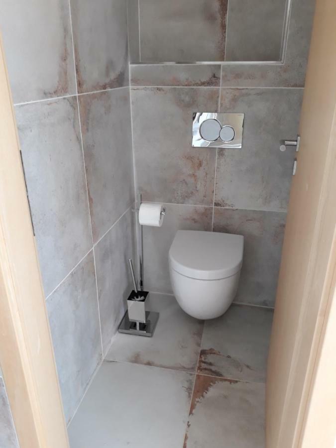 Cool Studio Apartment Praha Bagian luar foto