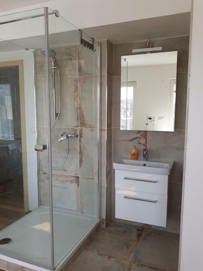 Cool Studio Apartment Praha Bagian luar foto