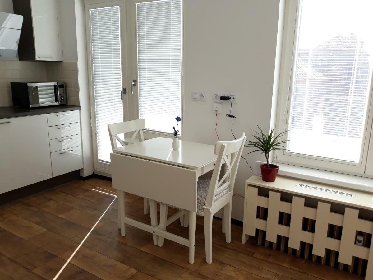 Cool Studio Apartment Praha Bagian luar foto