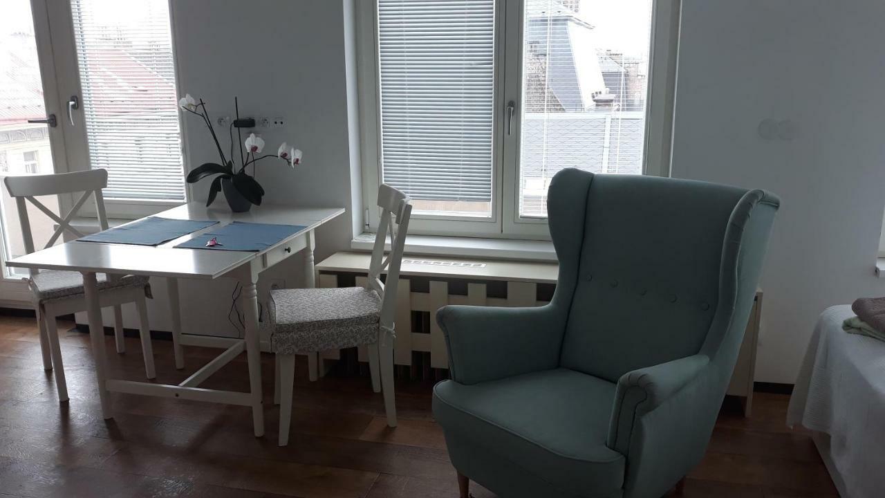 Cool Studio Apartment Praha Bagian luar foto
